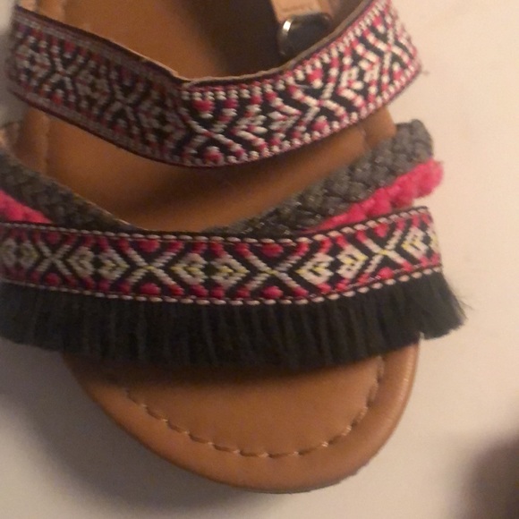 Never worn youth size 6 or women’s 8 sandals - Picture 4 of 5